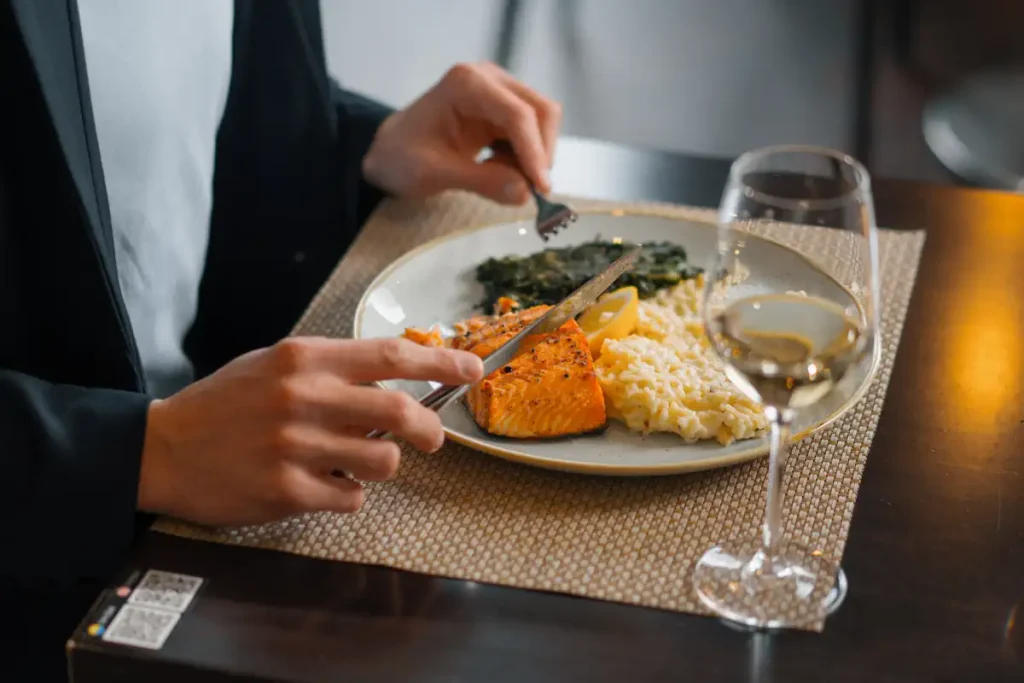 voici les meilleures heures pour arrêter de dîner avant de se coucher