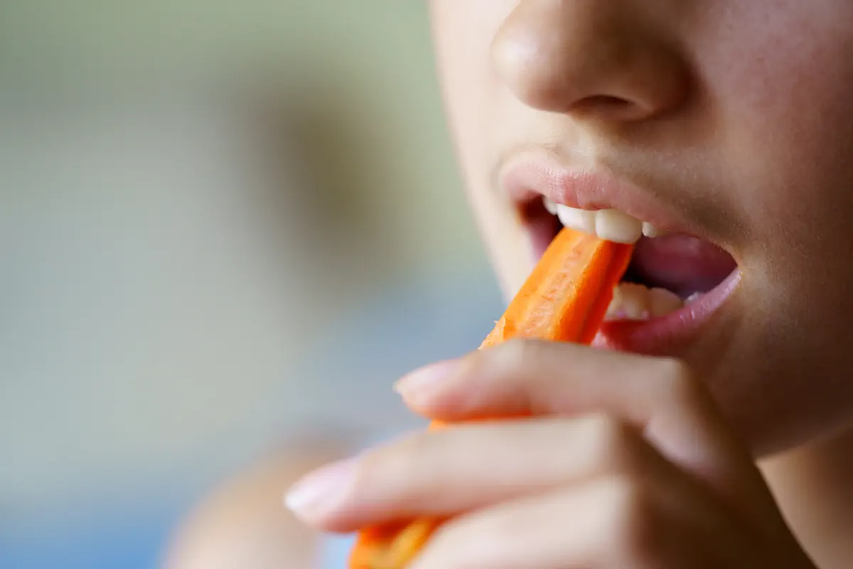 voici pourquoi manger une carotte cru avant de dormir optimise le sommeil