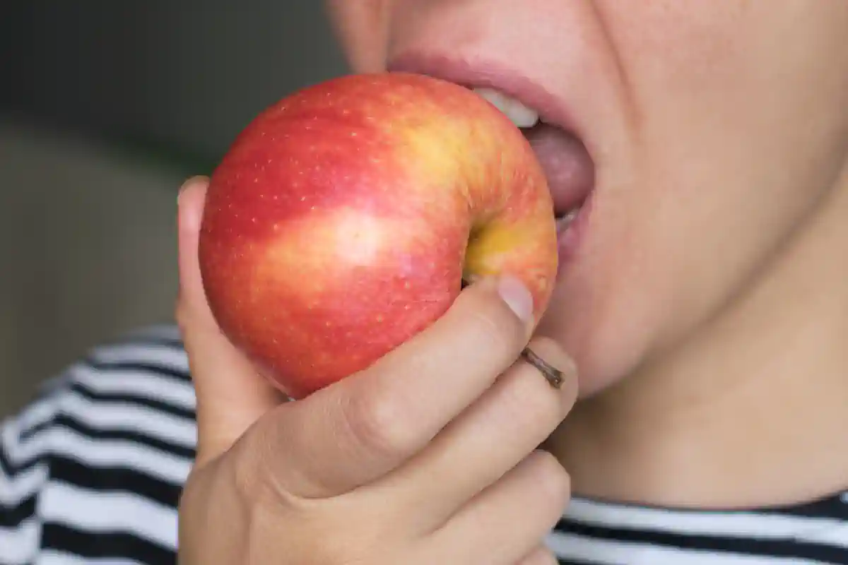 voici pourquoi manger une pomme n'est pas conseillé