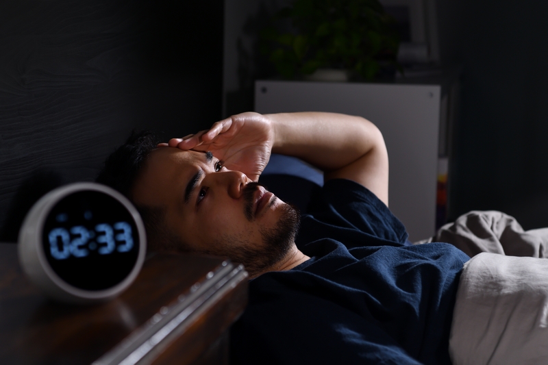 homme stressé qui ne trouve pas le sommeil