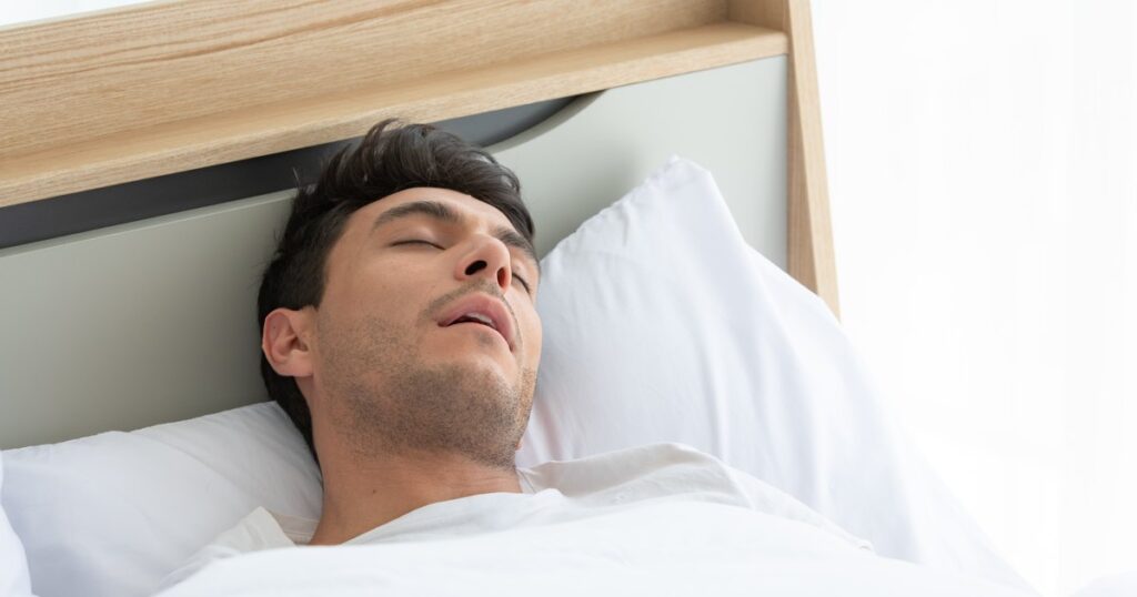Apnée du sommeil : dans quelle position dormir, et pourquoi surtout pas sur le dos