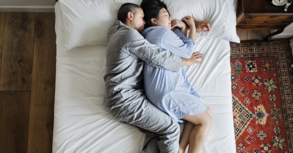 Dormir en couple : quelle position adopter (et ce qu’elle signifie vraiment)