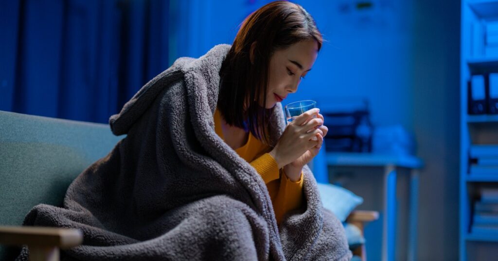 Reflux, toux et asthme nocturne : dormir surélevé et sur le bon côté