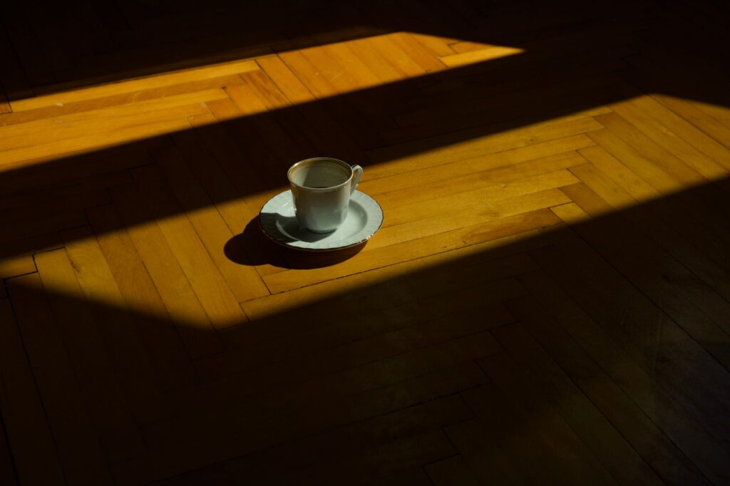 Tasse de café sur une table l'après-midi
