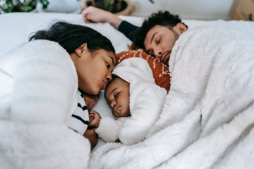 Bébé dormant près de ses parents