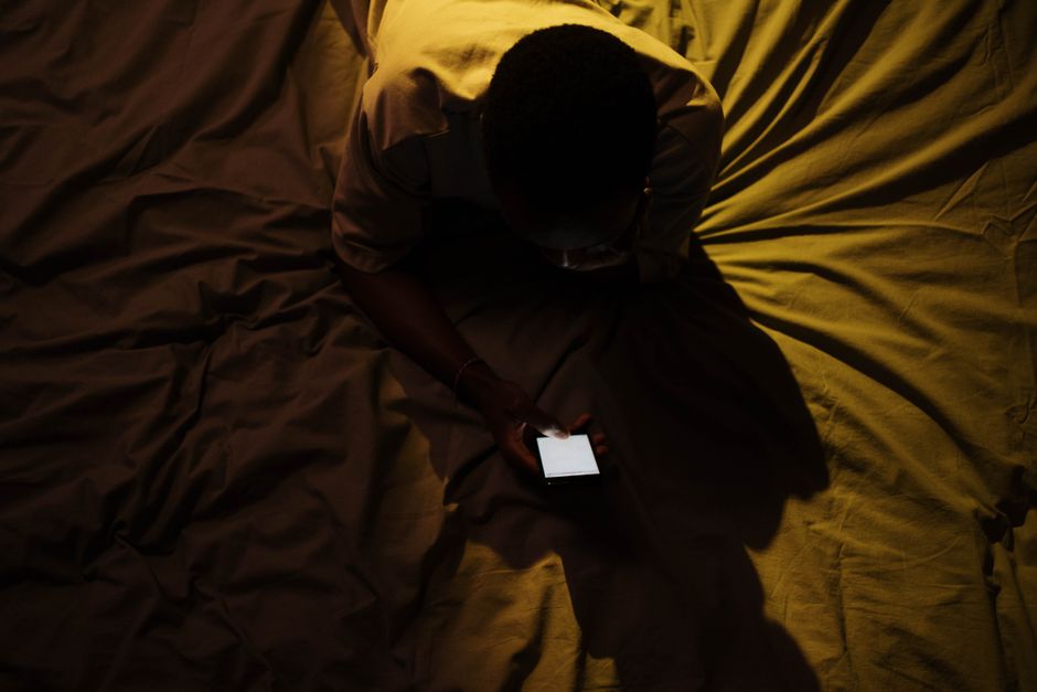 Écrans le soir : à quelle heure faut-il vraiment les couper ?