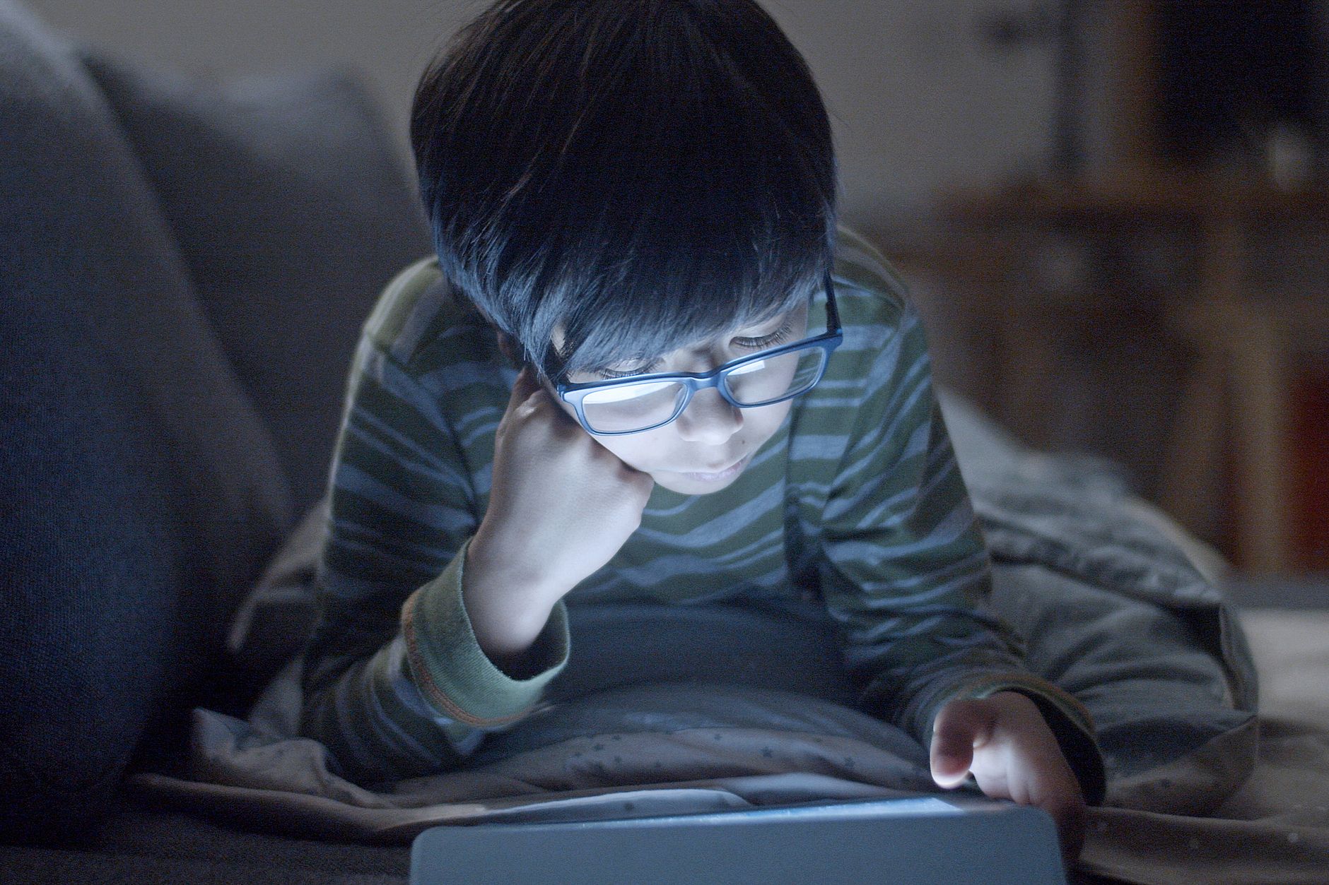 Personne portant des lunettes anti-lumière bleue devant un écran