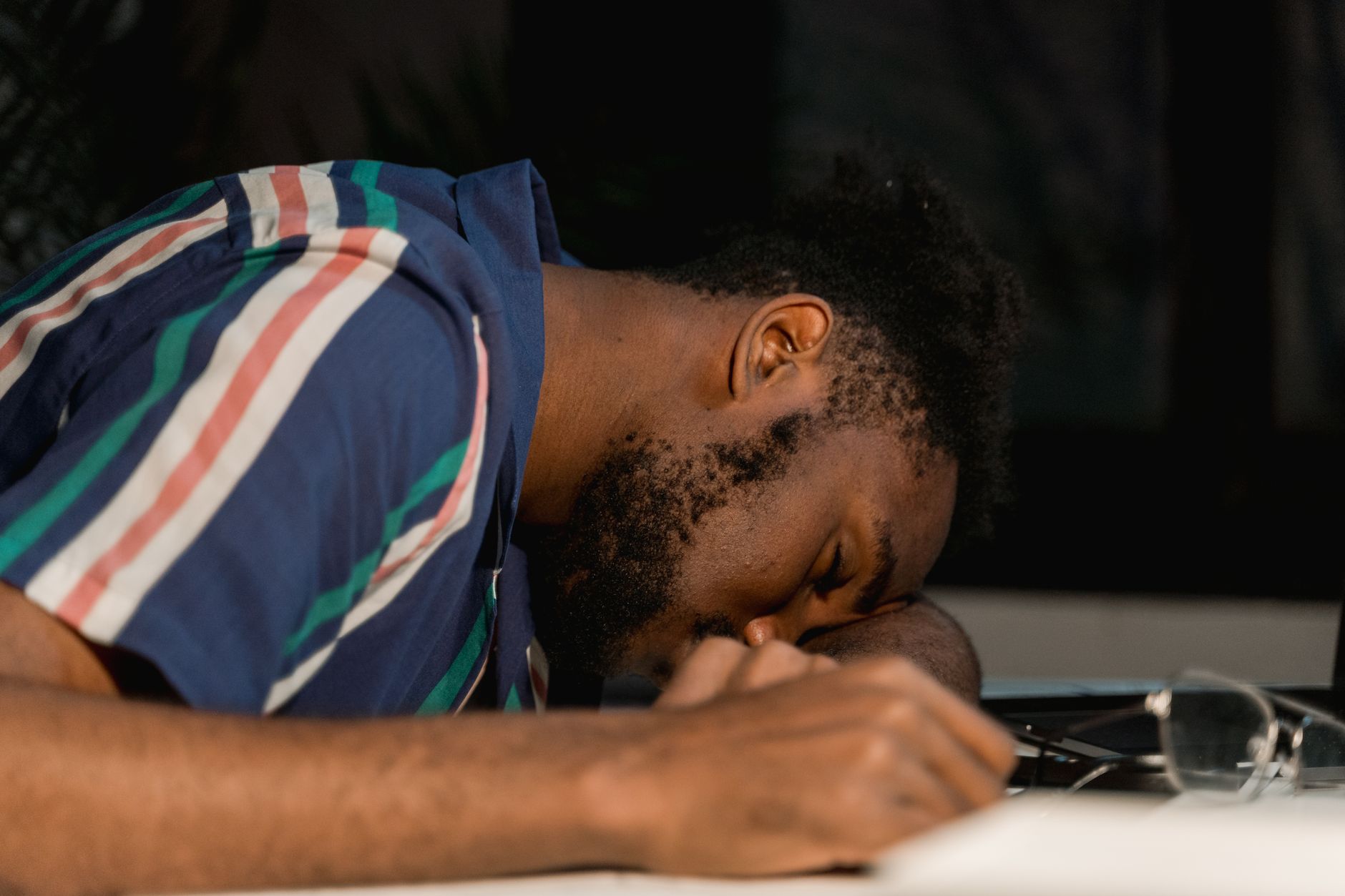 Personne faisant une micro-sieste au bureau