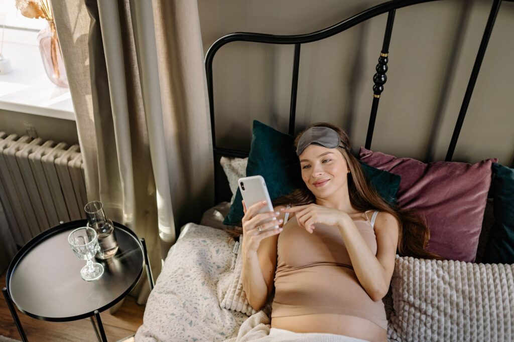 Femme enceinte dormant sur le côté avec un coussin