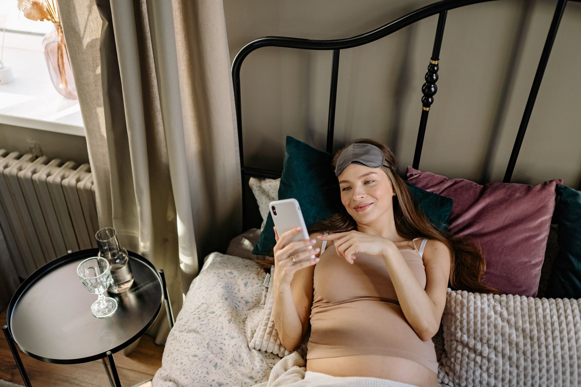 Femme enceinte dormant sur le côté avec un coussin