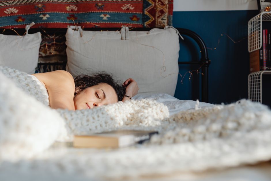 Dormir en position fœtale : ce que ça dit de votre sommeil (et de votre dos)