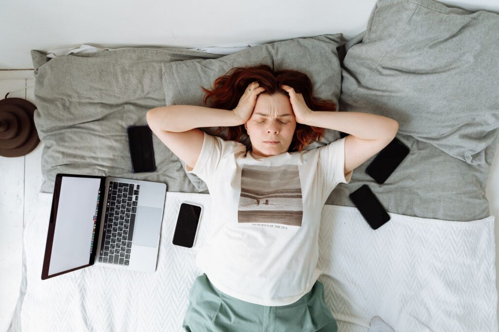 Personne sur son téléphone la nuit avec un air stressé