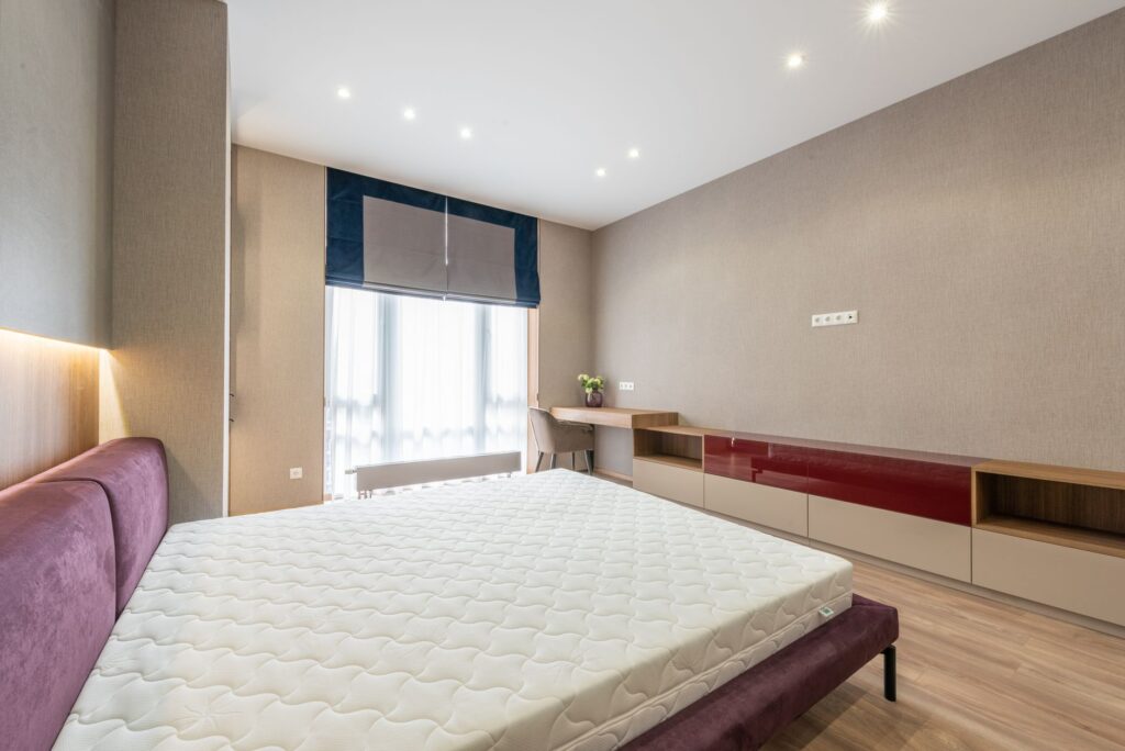 Surmatelas posé sur un lit dans une chambre