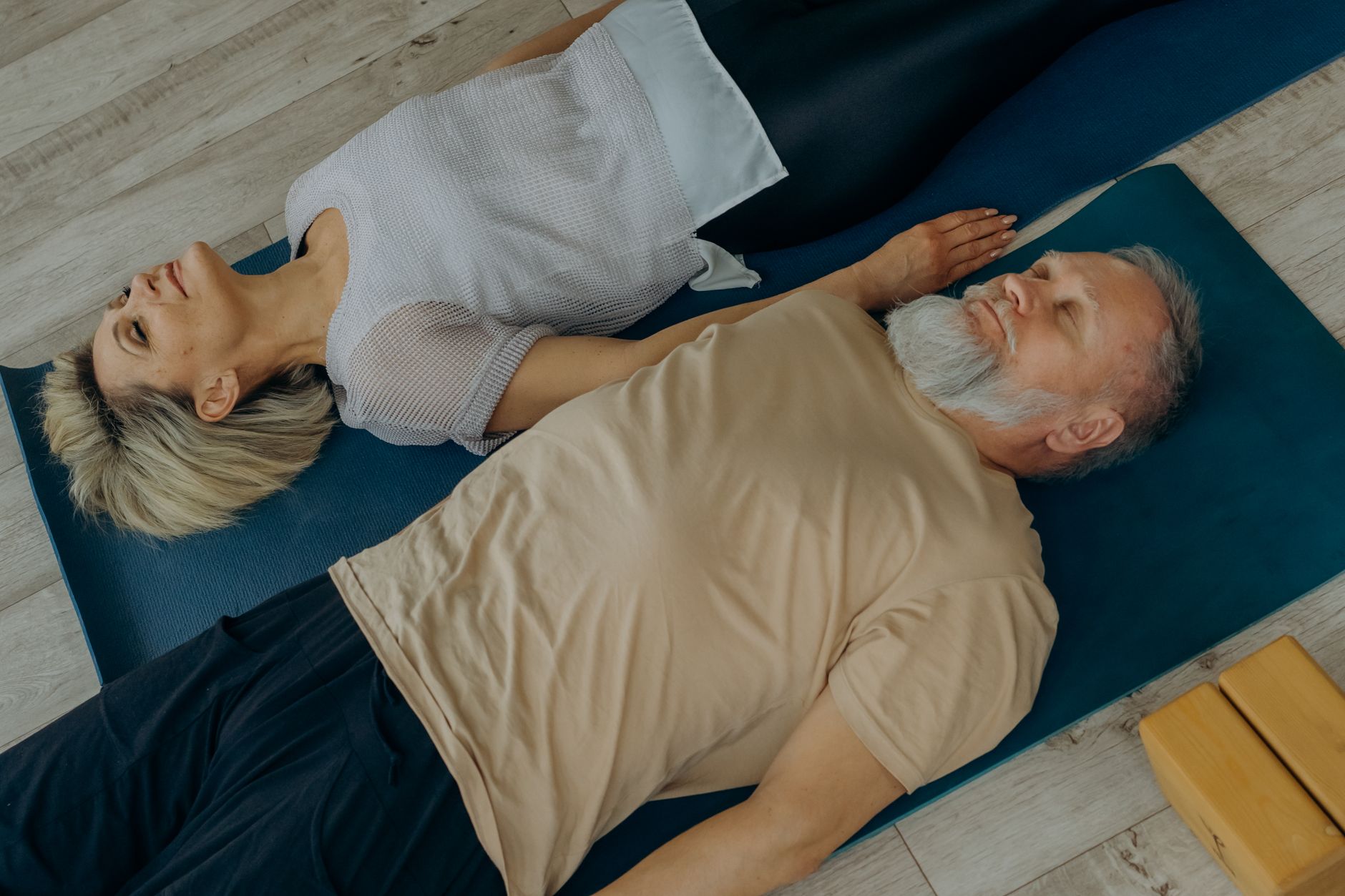 Personne allongée en relaxation yoga nidra